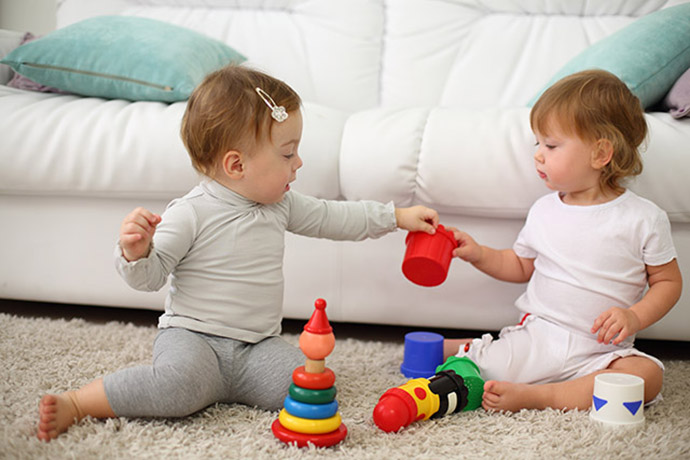 babies-play-with-toys1
