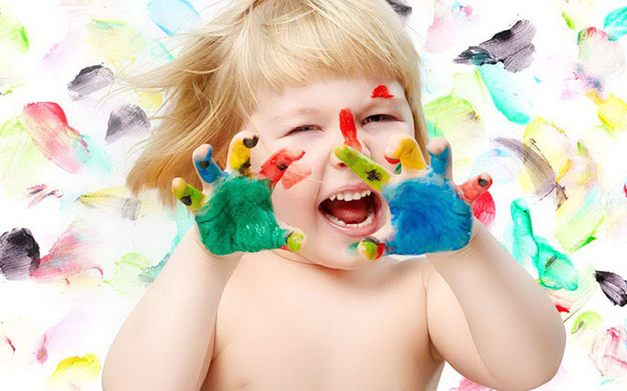 baby-playng-smiling-playing-with-colors-113745