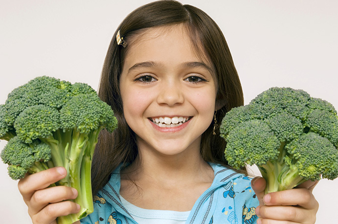 istock-girl-with-broccolli