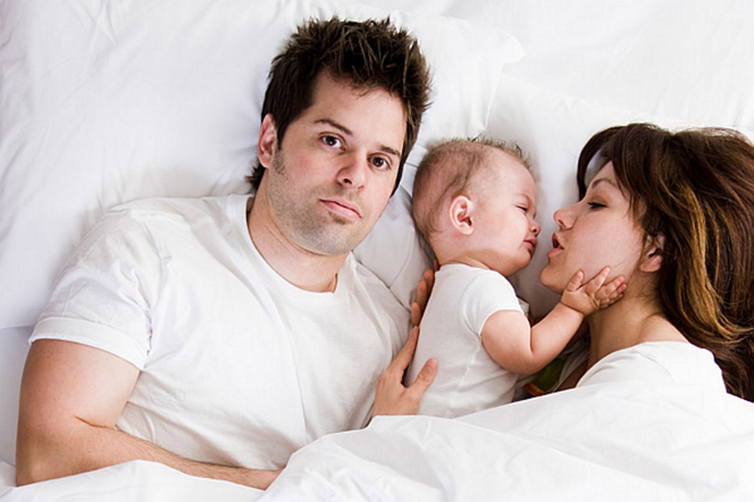parents-sleeping-with-their-newborn-_5