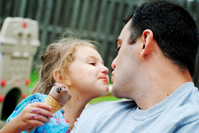 dad-father-kiss-daughter-ice-cream
