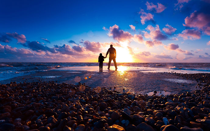 father-and-son-on-the-beach-at-sunset-1152x720-wide-wallpapers-net